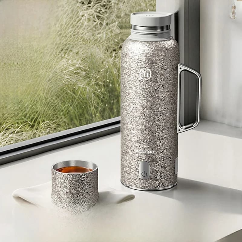 Tīra titāna izolētā krūze ar temperatūras displeju, 601-700ml